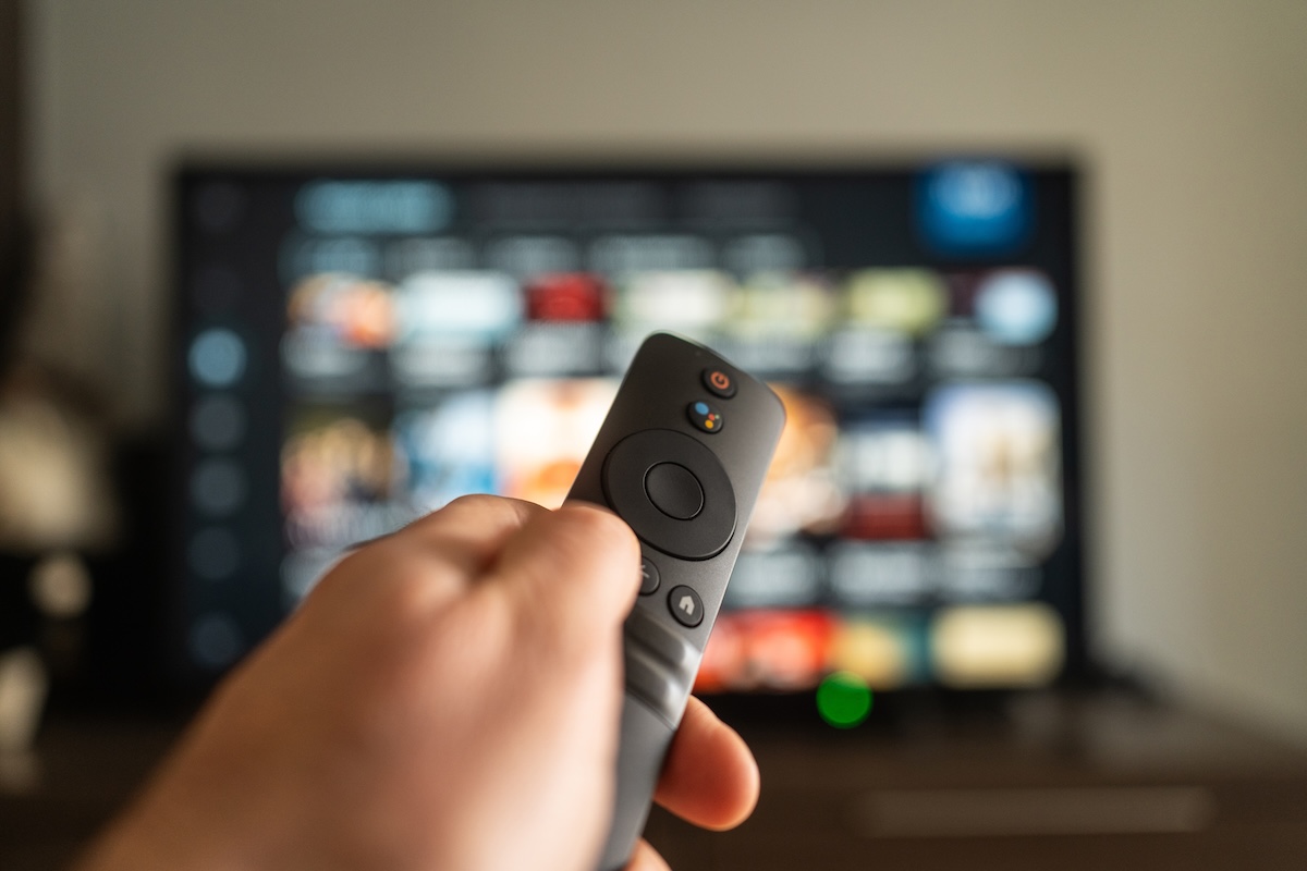 A persons hand is using a remote control device to interact with a large television display screen SSUCv3H4sIAAAAAAAACoxSsW6DMBDdK/UfkOdEAgwEunfu0i3qcJgruHHsyDapoij/3jMOkTtU6sZ77+7dPR/X56csYz04KdhLdg2IsFRqdt6Cl0YTnW/uvEU9oE2Zs+VNnhIgU4SD9MZKUCnZgxeThiMSqWelAn1bROY8+NmhC7vcKQEeR/KI5MMiLryPOFuFRaQOkthb/4XCO7ZJJDf3QXpVpFijpXBsVeO4P7zekTY2yoyXf9vFj4/Hu4yoxWXJleS1qBBi3n0sZYdvj/aYvgDMgzRJ+LMRoEIBT5xAnsDCr76TlULqMWGMn5bzrU7CzNrbsBUri26NxpQxJ+hVuM8nTcKVn8A56hhWPhkv6H8xx2SUNn6JxaIrG+iMARact7s2L1ve1F3ZlFV1L4innyT5LButRoTFQQ5pMBk2YLUoGl5XwxagEdsKq3LbIsFux8uci6oo64LOcfsBAAD//wMAlXDIk+MCAAA=